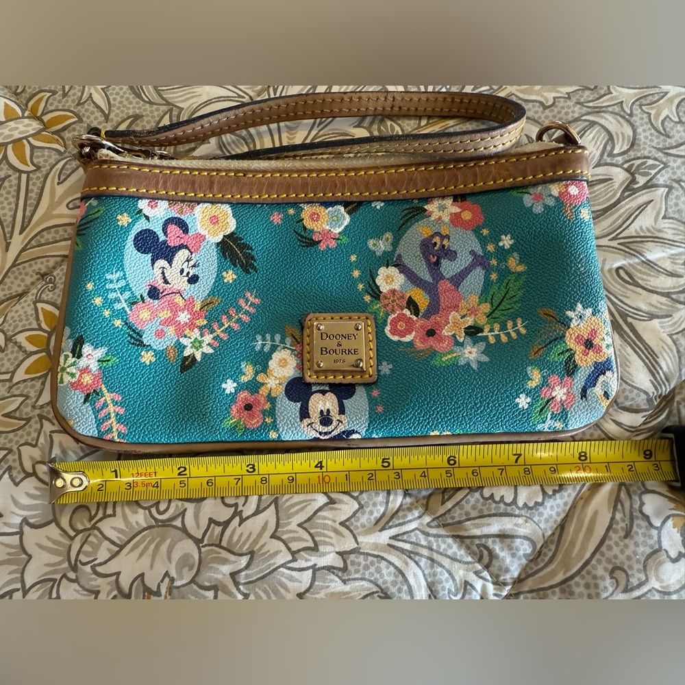 Disney Dooney & Bourke Epcot International Flower & Garden Festival wristlet - Picture 7 of 13
